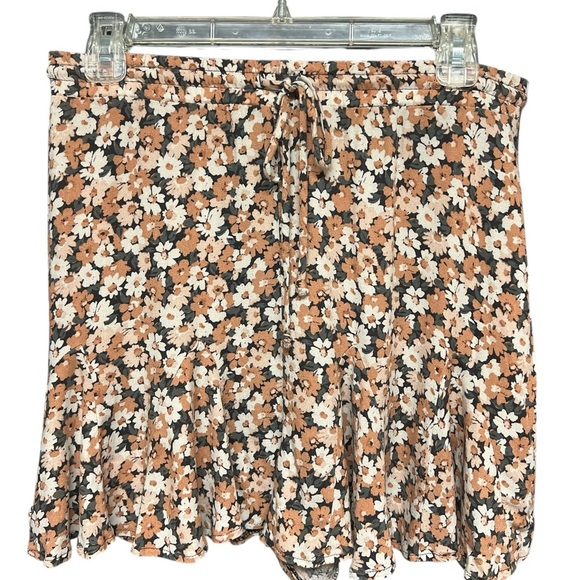 URBAN Romantics Skater Mini Skort in Ditsy Floral Print | Medium - Picture 7 of 7